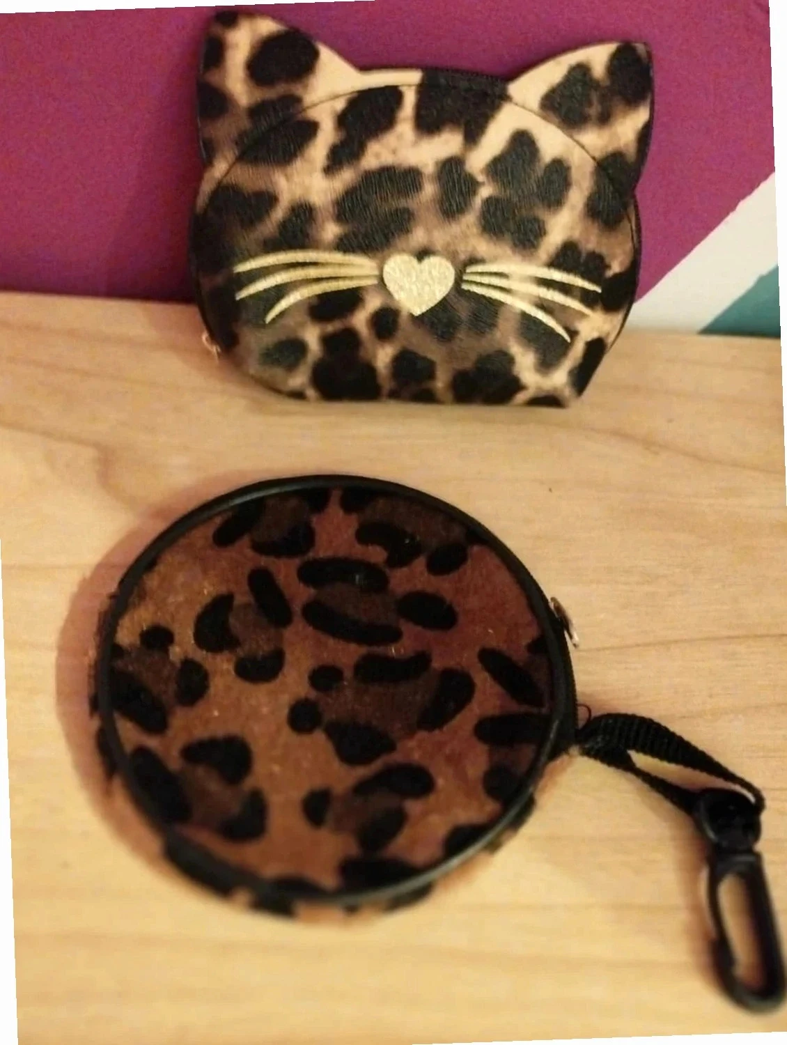 Pochette tigrée ronde. Neuve